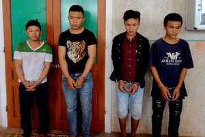 當場被捉獲並押送至公安派出所的4名劫財嫌犯。（圖源：新奇）