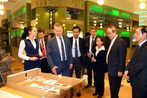 市委書記阮善仁參觀Vodokanal的資訊與教育中心。（圖源：越通社）