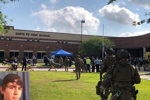 執法人員進入校園。左下小圖為17歲槍手季米特里奧斯‧帕古爾齊斯。（圖源：路透社）