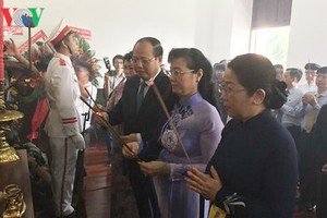 市領導代表團在本市胡志明博物館上香緬懷。（圖源：VOV）