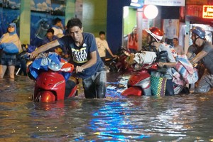 新平郡潘輝益街昨晚大雨後成澤國。（圖源：山和）