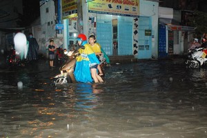 第十二郡人委會建議興建抽水站結合地下蓄水池以解決街道浸水情況。圖為第十二郡阮文過街每每強降雨都遭嚴重受淹。（圖源：安輝）