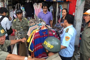 第一郡職能力量正在整頓佔用人行道攤位。