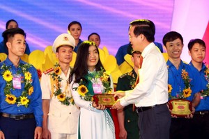 中央宣教部長武文賞給模範青年頒獎。（圖源：清雨）