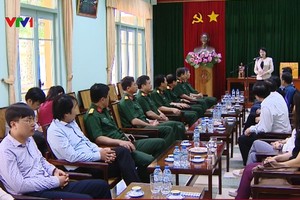 國家副主席鄧氏玉盛探望並與胡志明主席陵衛戌司令部在河內市巴為縣鐘石區胡志明主席遺跡區舉行會議。（圖源：VTV視頻截圖）