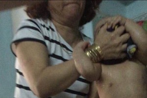 峴港中年保姆向1歲多的幼兒施暴。（圖源：視頻截圖）