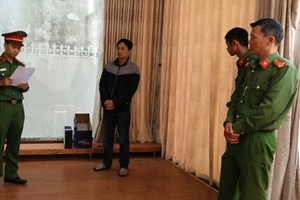 公安機關向黃南來宣讀逮捕令。（圖源：公安機關提供）