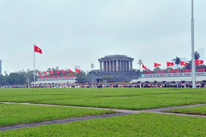 眾多國內外遊客前來晉謁胡主席陵。（圖源：VOV）