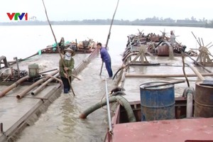 永隆禁止在 19 點開採河沙。（圖源：VTV視頻截圖）