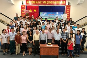 在青年創作俱樂部成立週年的聚會上與會者留影。