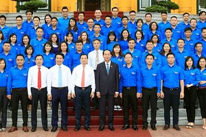 國家主席陳大光與代表團在主席府台階前合影留念。（圖源：顏創）