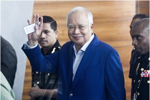 大馬前總理納吉布在位於普特拉賈亞的馬反腐敗委員會接受調查問話。（圖源：AP）