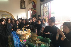 善信在慈德精舍參與浴佛及許願。