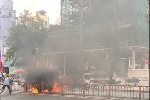 當駛至距離黎鴻鋒街約數十米時，該卡車突然燃燒起來，火勢越燒越猛。（圖源：丹元）