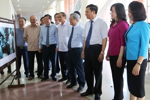 代表們在參觀“胡伯伯與愛國競賽運動”圖片展。（圖源：阮華）