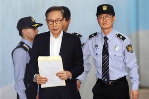 李明博當庭宣讀親手寫的陳述詞。（圖源：韓聯社）