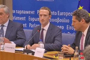 扎克伯格（中）就用戶數據洩露醜聞出席歐洲議會聽證會。（圖源：互聯網）