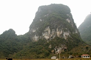 遠看的昂獒洞。