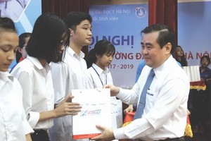 裴文況副總經理贈送輔助額與禮物給貧困考生。