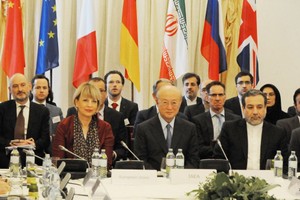 國際原子能機構總幹事天野之彌（前排中）出席伊核問題全面協議聯合委員會會議。（圖源：新華網）