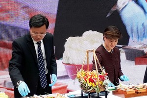 各代表共同烹飪新加坡美食。