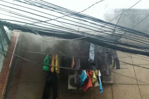 該公寓二樓的起火住房窗口處冒出濃煙。（圖源：泰和）