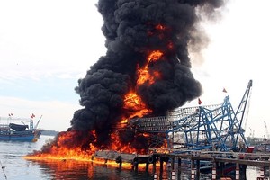 編號NA-99389TS漁船突然起火，火勢快速蔓延至整艘漁船並猛烈燃燒。（圖源：互聯網）