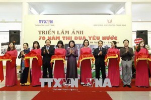 圖為“愛國競賽70週年”圖片展開幕剪綵儀式。（圖源：越通社）