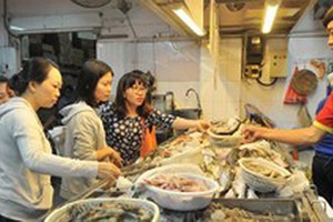 消費者在一家商店選購鮮活食品。