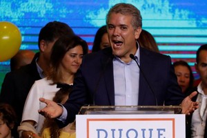 杜克在宣佈第一輪投票結果後講話。（圖源：路透社）