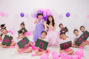 作曲家兼歌星杜雪兒和剛5歲的草莓小朋友演唱。