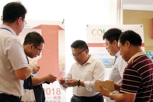 出席說明會的企業家們在交流。