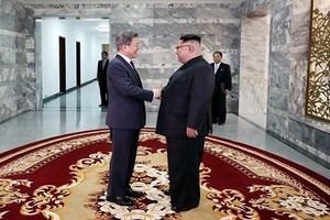 5月26日，韓國總統文在寅（左）在板門店朝方一側的統一閣與朝鮮國務委員會委員長金正恩舉行會晤。（圖源：青瓦台）