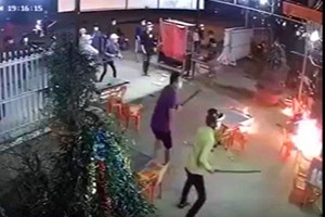 酒肆砍殺致 1 死 4 傷。（圖源：監控視頻截圖）