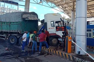 牽引車撞倒聯潭 BOT 站的事故現場。