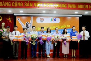 主辦單位向得獎者頒發獎項。（圖源：阮歡）