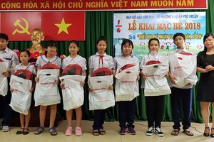 譚玉瓊經理贈送禮物給富潤郡貧困兒童。