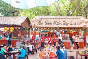 遊客品嚐南部美食。