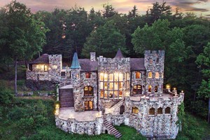 城堡位於美國紐約州阿迪朗達克山脈，佔地557平方米。（圖源：互聯網）