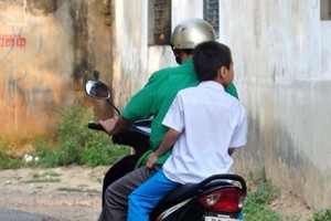 有些家長還是疏忽沒給孩子戴上安全帽。