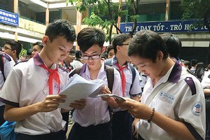 考生考試前溫習功課。（圖源：VOV）