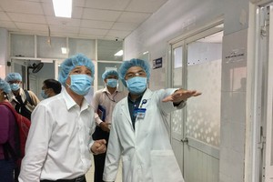 市衛生廳代表檢查醫院消毒工作。（圖源：紅芳）