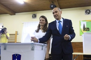 斯洛文尼亞前總理揚沙(右)領導政黨暫時領先。（圖源：AP）