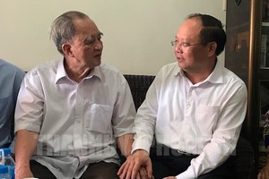 市委常務副書記畢成剛（右）殷勤問候吳憲老大爺。（圖源：市黨部新聞網）