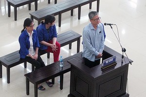 被告丁孟勝站在被告席上答法官問案。（圖源：VOV）