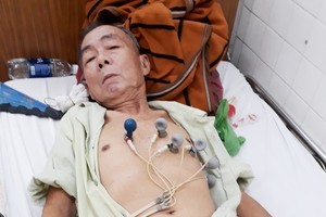 記者到醫院探望鄧鴻超時，他正在輸液和使用儀器監測心臟。