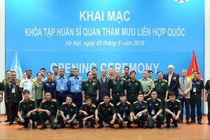 范玉明上將與聯合國軍官集訓班學員、教練團隊在開課儀式上合影留念。（圖源：春盛）