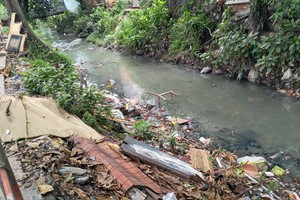 “希望”渠溝是新山一機場向外排水的三個渠道之一，最近遭垃圾堵塞，導致排水不暢。（圖源：友元）