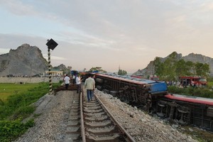 交通與運輸部長：造成鐵路事故組織和個人被追究責任。圖為5月24日在清化省發生的一起嚴重鐵路事故之現場。（圖源：互聯網）