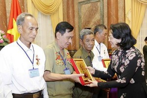 國家副主席鄧氏玉盛向代表們贈送胡主席肖像。（圖源：越通社）